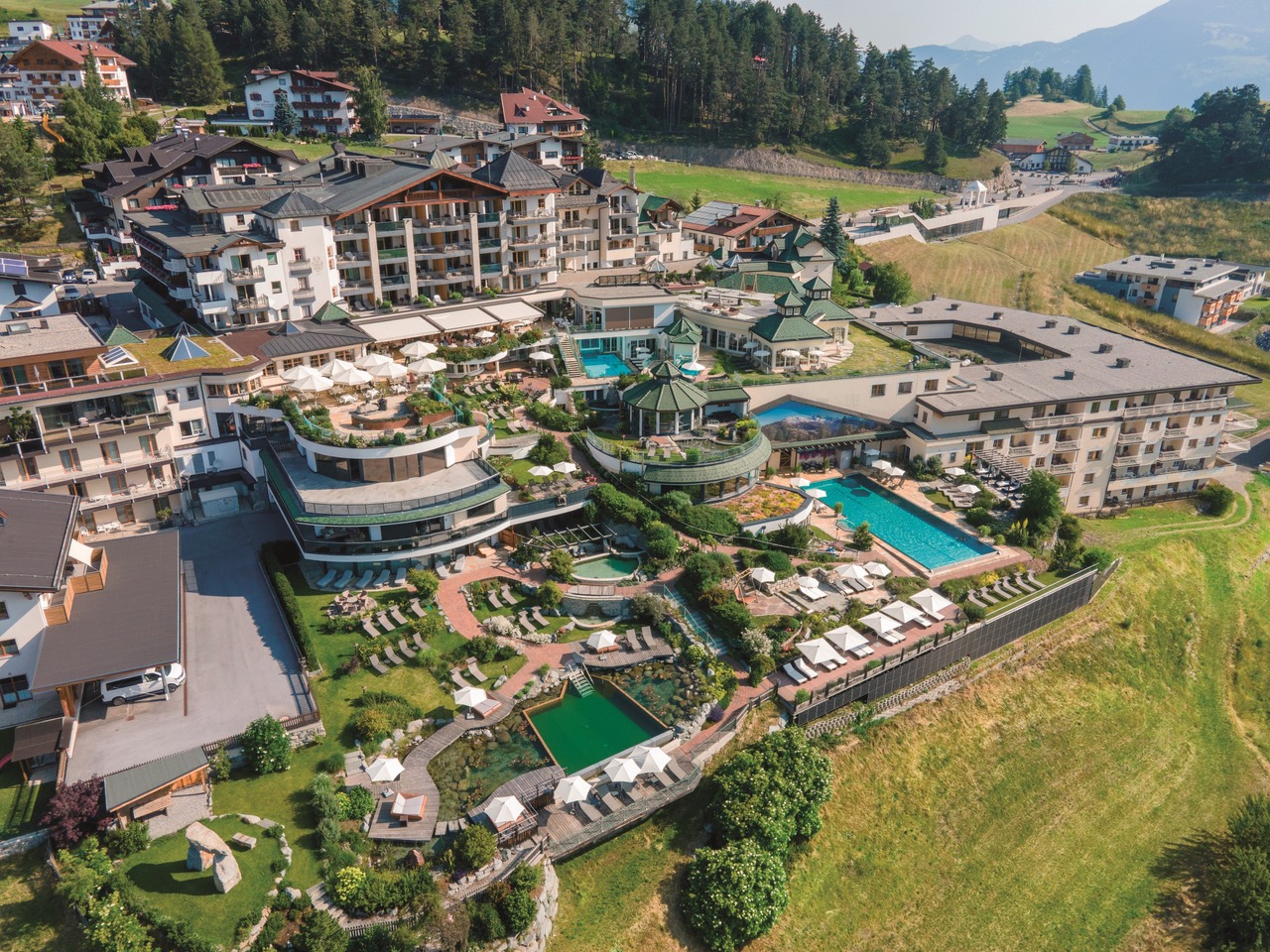 blick_auf_die_gesamte_hotelanlage_wellnessresidenz_schalber