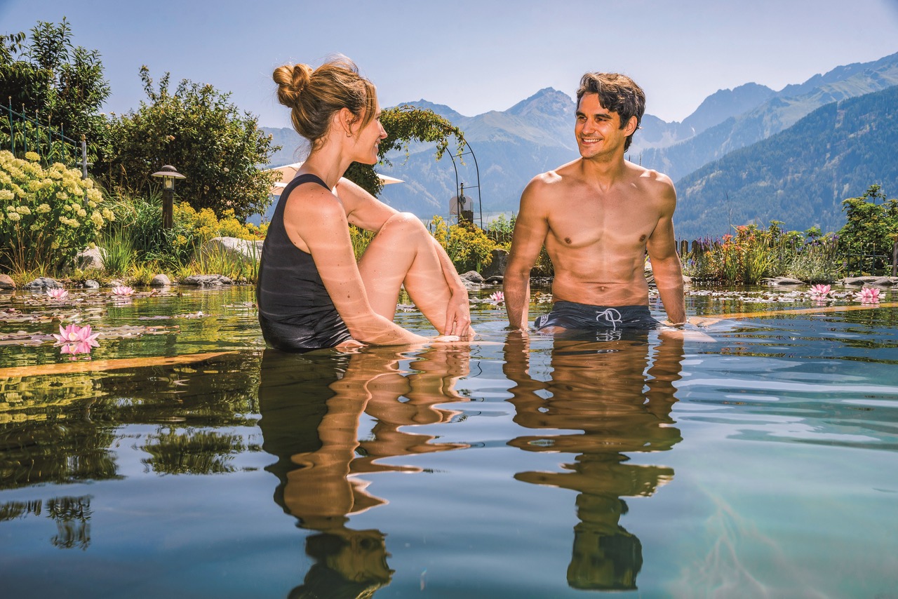 zeit_zu_zweit_im_naturbadeteich_wellnessresidenz_schalber