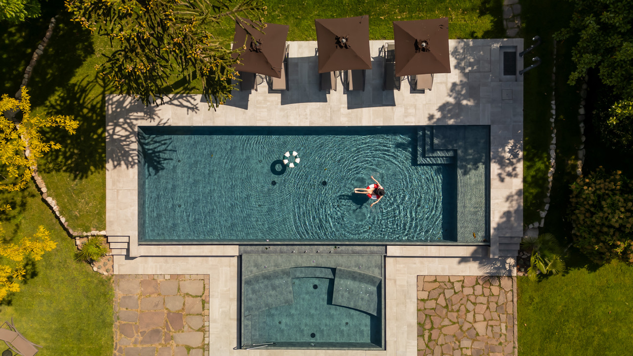 Der-Aussenpool-von-oben-c-Slowdown-Hotels-Castel-Rundegg